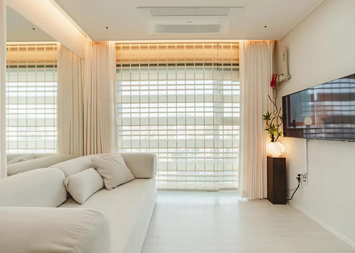 Hongdae Station 5min 8f View 2br For 6 公寓 首爾