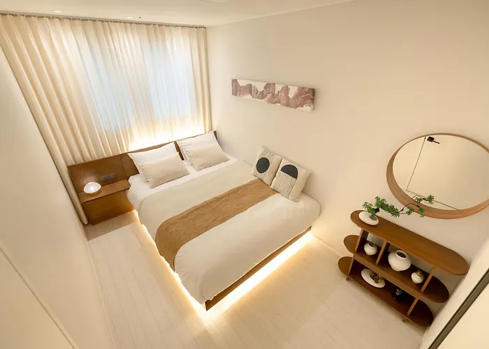Hongdae Station 5min 8f View 2br For 6 首爾