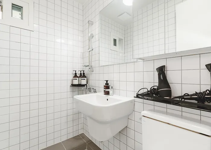 Hongdae Station 5min 8f View 2br For 6 首爾