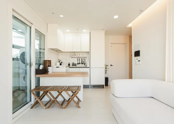 Hongdae Station 5min 8f View 2br For 6 公寓 首爾
